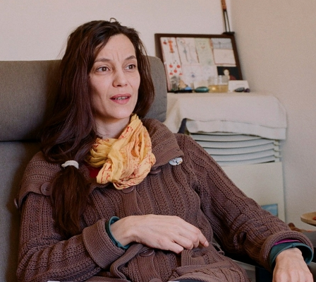 Cama, sofá y una ventana.