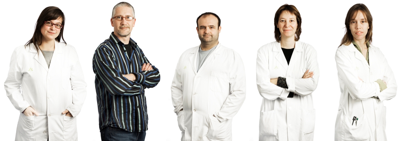 De izquierda a derecha: Marta Massanella, Julià Blanco, Jorge Carrillo, Cecilia Cabrera y Marta Curriu.  (© IrsiCaixa. Raimon Solà).